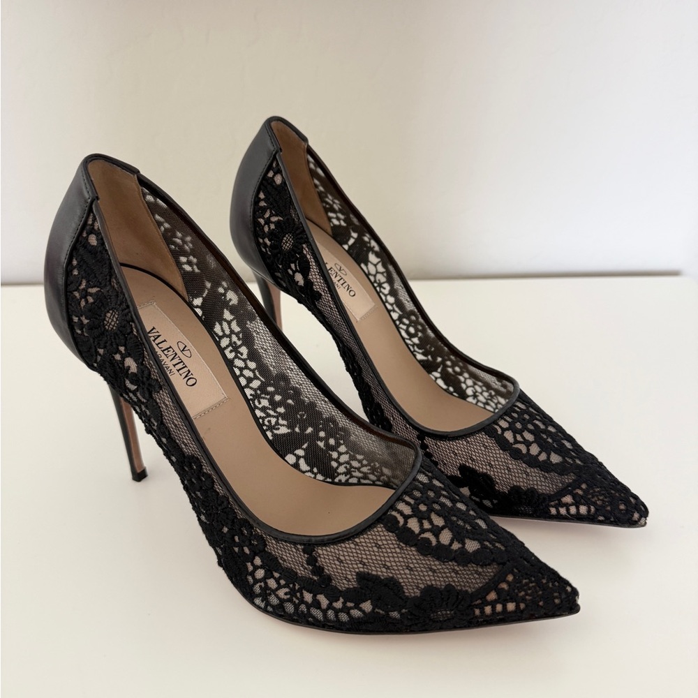 VALENTINO GARAVANI LACE PUMPS